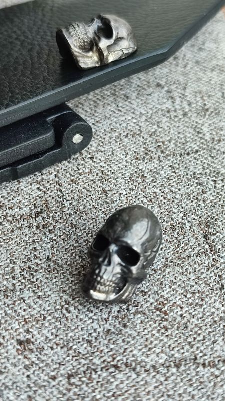Барел'єф на піхви ,, череп,, біла бронза