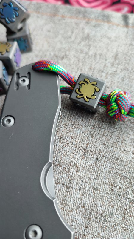 Намистина на темляк ,, Spyderco,, куб титан