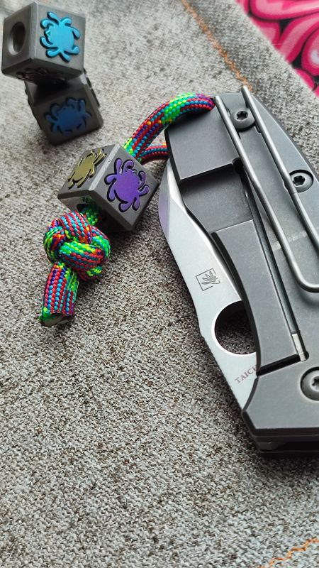 Намистина на темляк ,, Spyderco,, куб титан